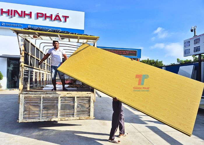 ton-tran-nha-gia-go-7 tôn trần nhà giả gỗ 4